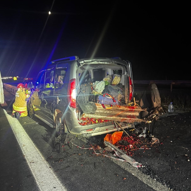 Hafif ticari araç bariyerlere saplandı 4 kişi yaralandı