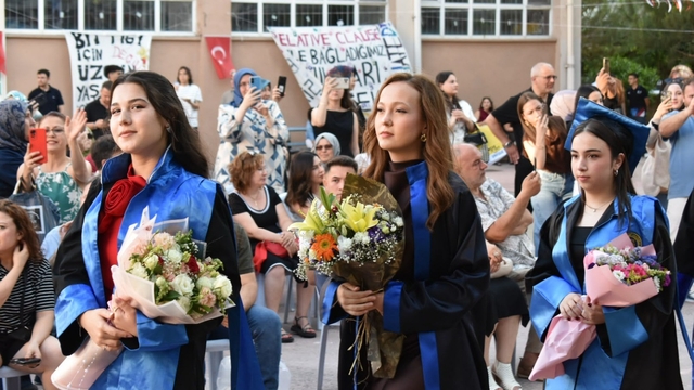 Muharrem Hasbi Anadolu Lisesi'nde mezuniyet sevinci