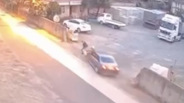 Otomobilin 2 yaya ve 1 köpeğe çarptığı kaza kamerada