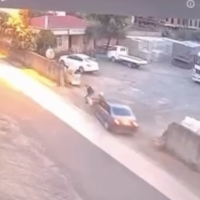 Otomobilin 2 yaya ve 1 köpeğe çarptığı kaza kamerada