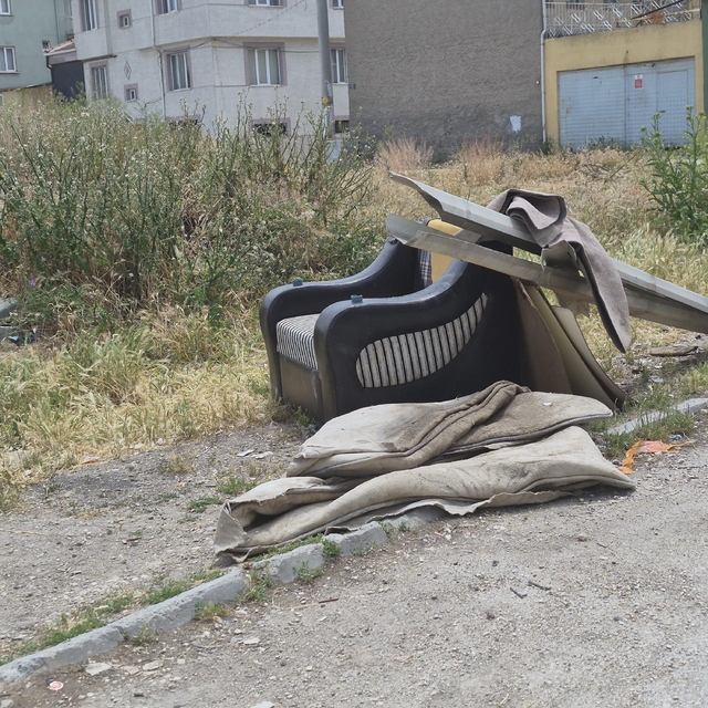 Sorumsuzca çevreye atılan eski ev eşyaları görüntü kirliliğine yol açıyor