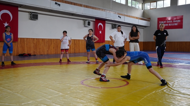Kız çocuklarının güreş hayali Nesrin Baş'la büyüyor