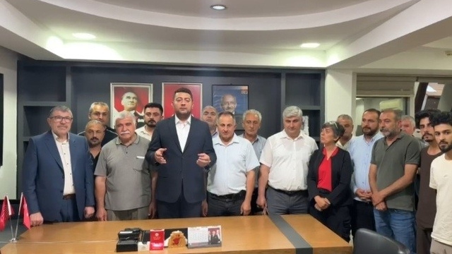 CHP'de gece yarısı çilingirli devir
Yeni il başkanı binayı teslim aldı
