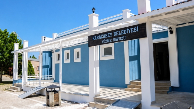 Karacabey'de yüzme havuzları kapılarını açtı