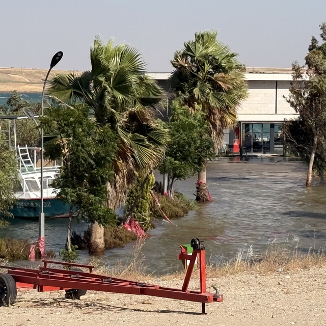 Adıyaman'da iş yerleri ve yürüyüş yolları su altında kaldı
