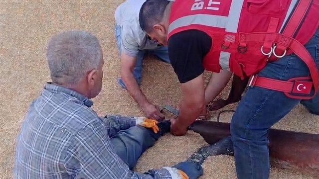 Helezon makinesine ayağı sıkışan çiftçi yaralandı