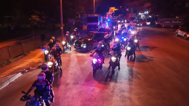 Bursa'da bin polisle 'huzur' uygulaması dronla görüntülendi