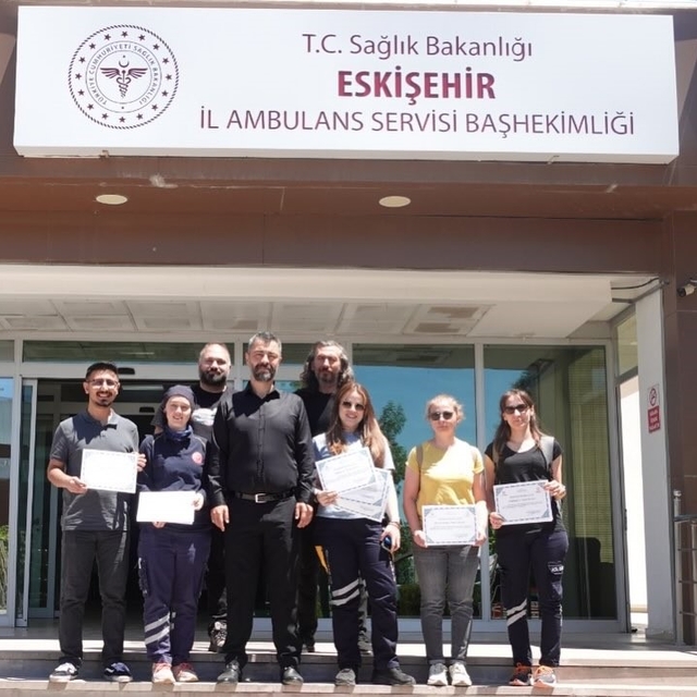 Eskişehir'de başarılı Acil Sağlık ekiplerine başarı ve teşekkür belgesi ver...