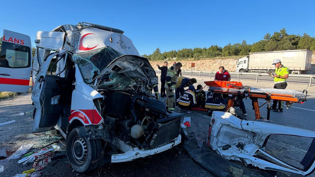 Ambulans, TIR'a arkadan çarptı; hasta öldü, 3 personel yaralı