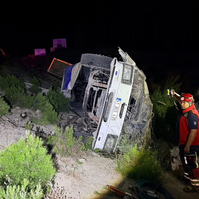 Balıkesir'de kamyonun devrilmesi sonucu 1 kişi öldü, 1 kişi yaralandı