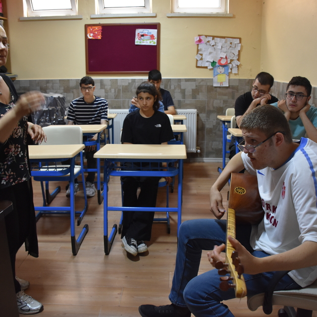 Özel gereksinimli Mehmet'in elinden kemençe düşmüyor