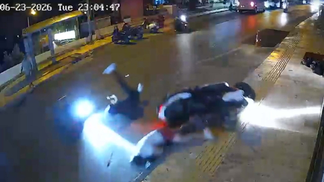 Bodrum'da 2 motosiklet çarpıştı; kaza kamerada