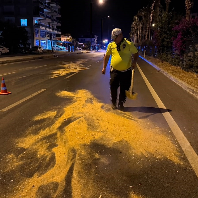 Trafik polisinden örnek davranış