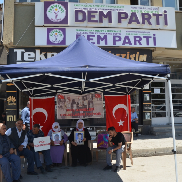 Muşlu aileler DEM Parti önündeki eylemlerini sürdürdü
