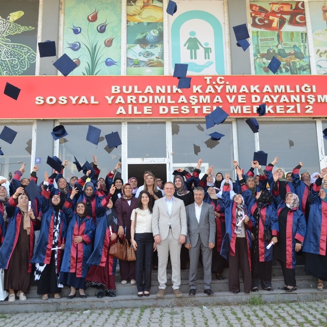 Muş'ta okuma yazmayı öğrenen kadınlar cübbe giyip mezuniyet sevinci yaşadı