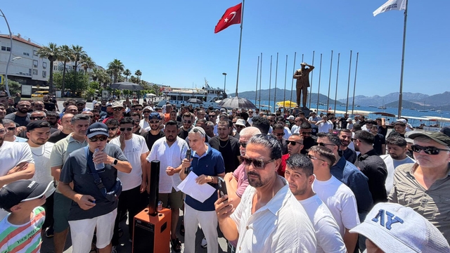Marmaris'te esnaf, Kapalı Çarşı'nın üzerinin açılmasını protesto etti
Eylem sırasında zaman zaman tansiyon yükselirken polis ekipleri gruba müdahalede bulundu