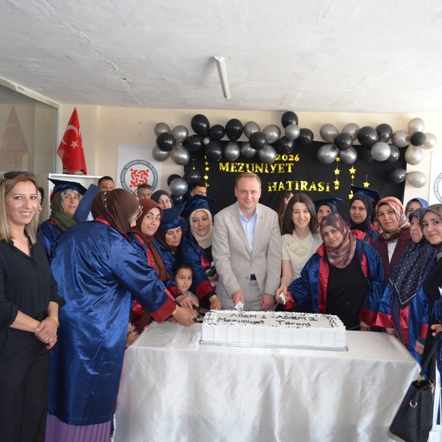 Bulanık'ta okuma yazma öğrenen 50 kadın mezuniyet sevinci yaşadı
