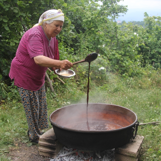 Dutların pekmeze dönüşen zahmetli yolculuğu
Bakır kazanda 5 saat kaynıyor,...