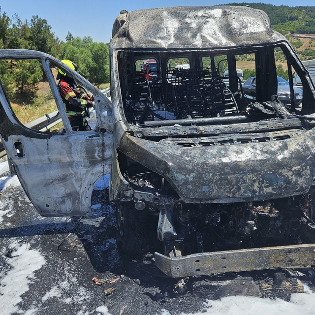 İşçi servisi alev aldı, faciaya ramak kaldı
Balıkesir'de seyir halindeki iş...