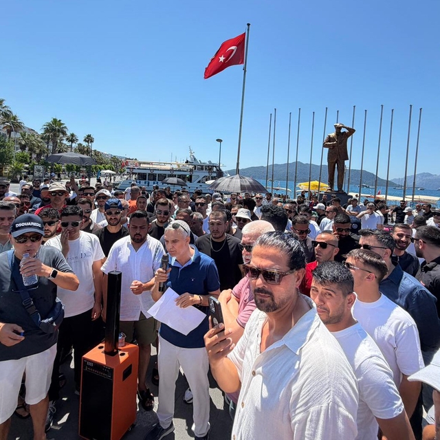 Marmaris'te esnaf, Kapalı Çarşı'nın üzerinin açılmasını protesto etti
Eylem...