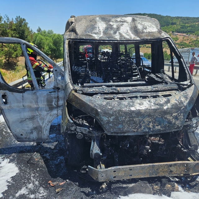 Balıkesir'de işçileri taşıyan servis minibüsü yandı