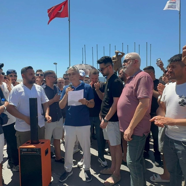 Marmaris'te çarşı esnafı, belediyeyi protesto etti