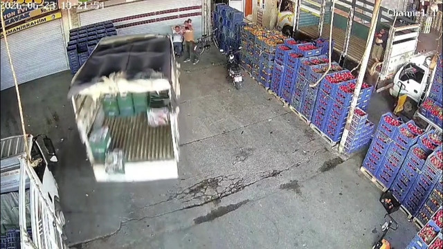 Adana'da kamyonetin çarptığı kişi yaralandı