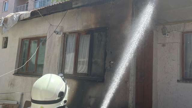 Müstakil evin çatısına çıkan yangın büyümeden söndürüldü