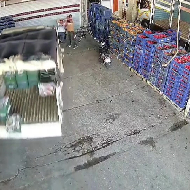 Adana'da kamyonetin çarptığı kişi yaralandı