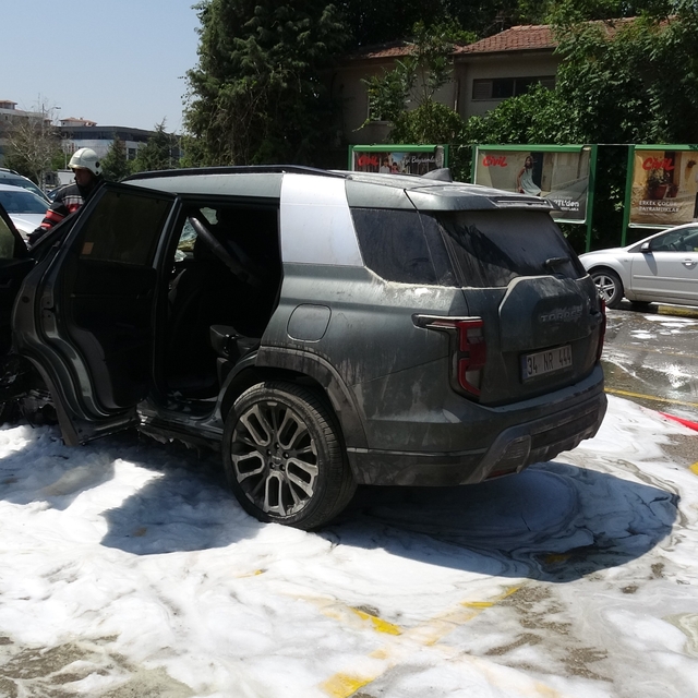 Park halindeki araç yangında kullanılmaz hale geldi