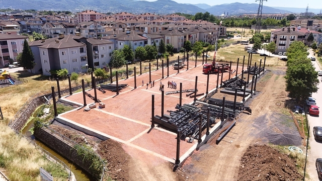 Kartepe'de inşa edilen kent çarşısı afetlerde toplanma alanı olacak
