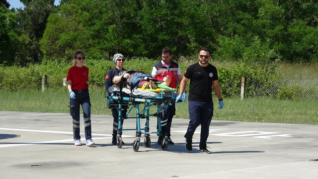 Yüksekten düşen kadının imdadına ambulans helikopter yetişti