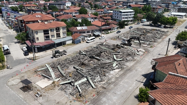 Düzce'de riskli yapılar temizliyor
Yıpranan yapılar küçük bir darbeyle yerle bir oldu