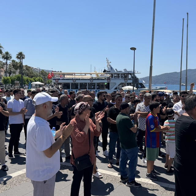Marmaris'te çarşı esnafından belediyeye "gölgelik" protestosu