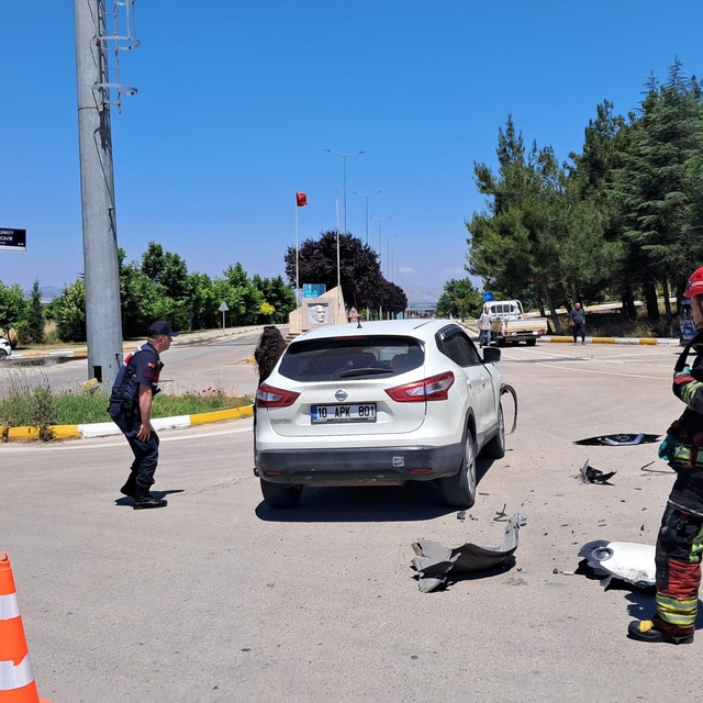 Balıkesir'de kampüs girişinde çarpışan araçlardaki 2 öğrenci yaralandı