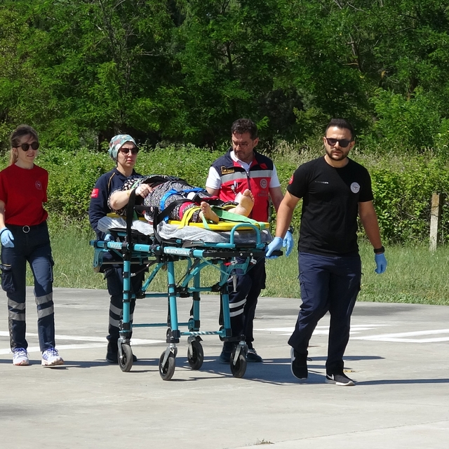 Yüksekten düşen kadının imdadına ambulans helikopter yetişti
