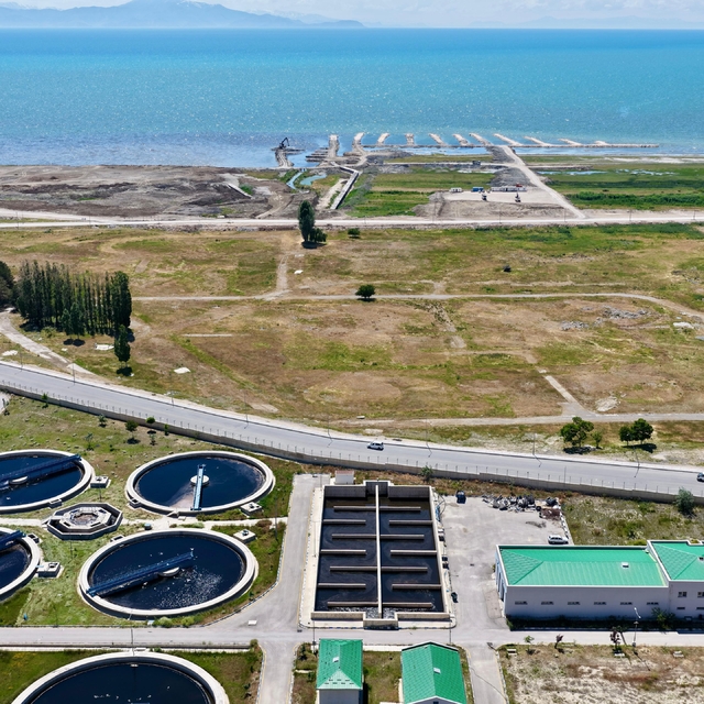 Van Gölü'nün zeminindeki dip çamuru ve balçık temizleniyor