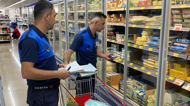 Tosya'da zabıta ekipleri maketleri denetledi