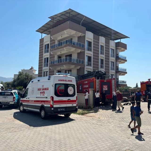 Çatıdaki kartonlar alev aldı, 4 kişi dumandan etkilendi