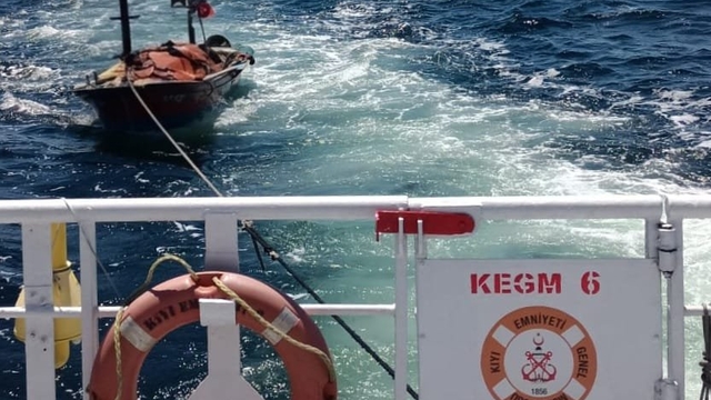 Çanakkale Boğazı'nda arızalanıp sürüklenen tekne kurtarıldı