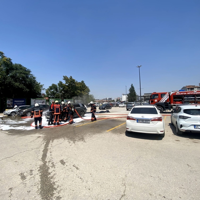 Malatya'da park halindeki otomobil yandı