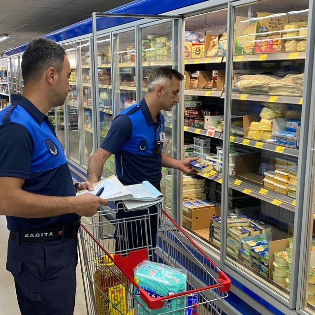 Tosya'da zabıta ekipleri maketleri denetledi