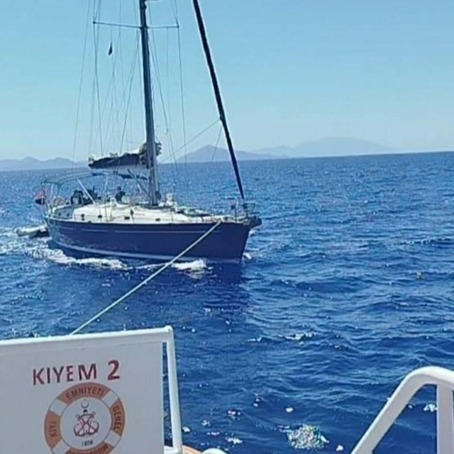 Marmaris'te makine arızası nedeniyle sürüklenen tekne kurtarıldı