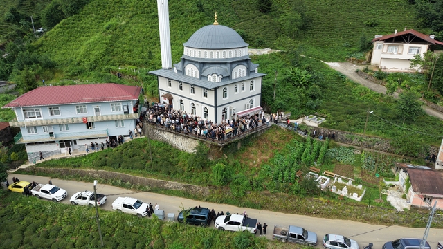 Rize'de 3 aracın karıştığı kaza sonrası yangın; 3 ölü, 5 yaralı (3)