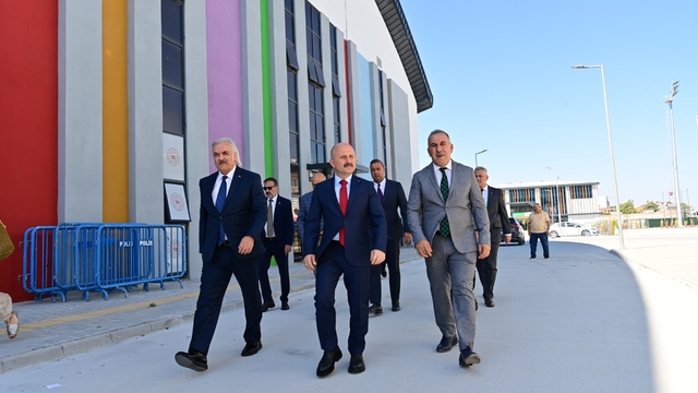 Vali Varol, Söke Gençlik ve Spor Kompleksi'nde incelemelerde bulundu