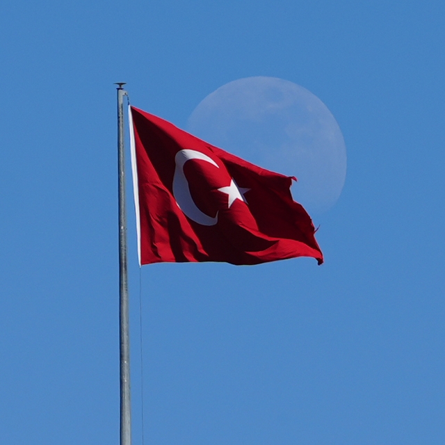 Mavi gökyüzünde Türk bayrağı ve ay manzarası