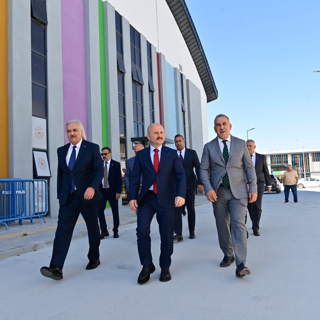 Vali Varol, Söke Gençlik ve Spor Kompleksi'nde incelemelerde bulundu