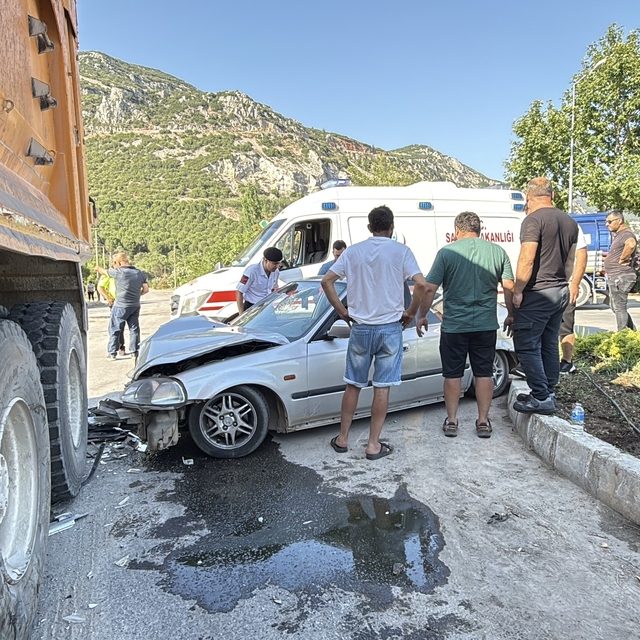 Kamyona arkadan çarpan genç sürücü yaralandı