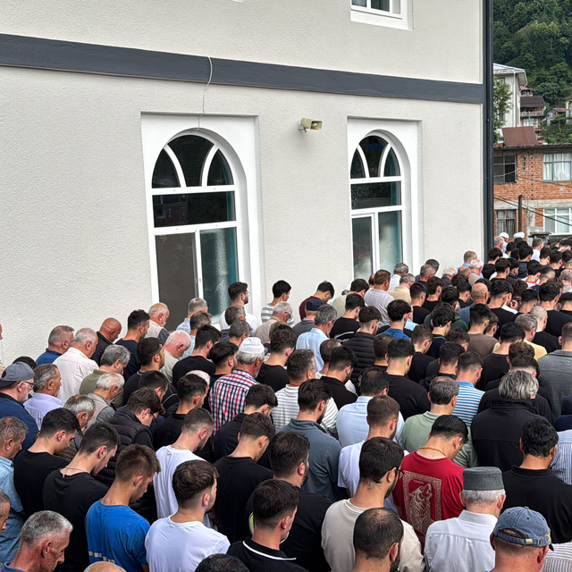 Rize'de trafik kazasında hayatını kaybeden gencin cenazesi defnedildi