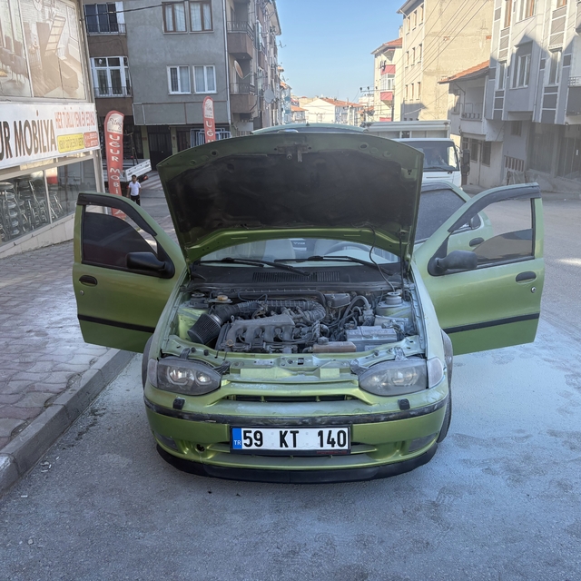 Park halindeki araçtaki yangını vatandaşlar söndürdü